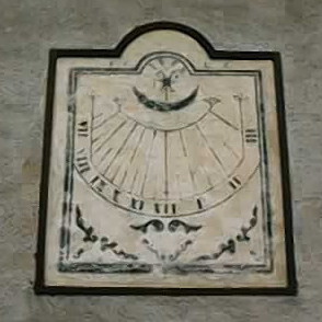 Un de ces cadrans solaires que l'on trouvent souvent sur les murs des maisons des Hautes-Alpes