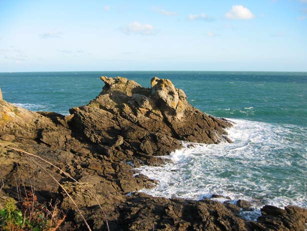 les rochers noirs sur le bleu de la mer