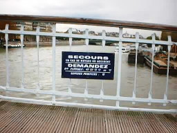 un homme  la Seine