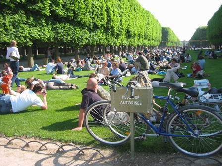 sur les pelouses des jardins de Paris, aussi, il y a des vies qui s'talent