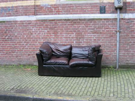 un canap dans la rue