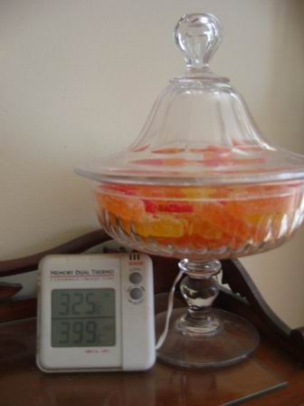 le thermomtre prs des bonbons dans le salon